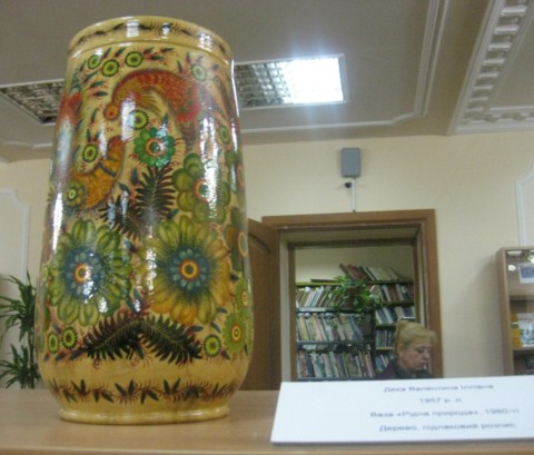 виставка картин та дерев'яних виробів у НПУ Драгоманов